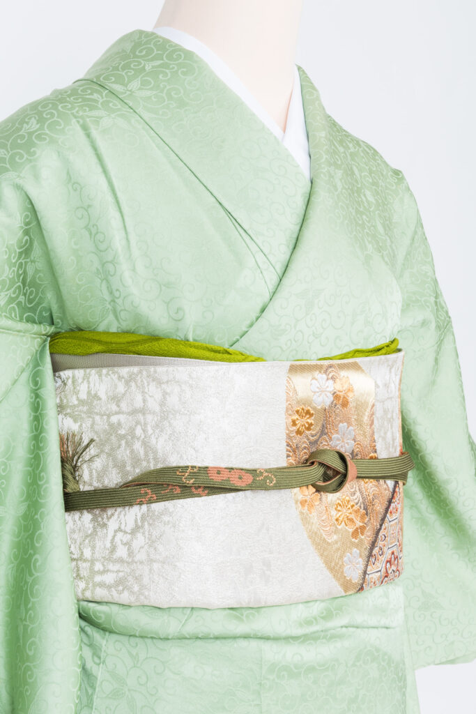 着物のプロ監修】卒業式を色無地で鮮やかに彩る | 選び方のコツ  