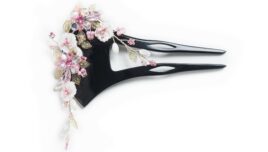 白から紫メインの洋花のビーズ細工かんざし【kzs131】