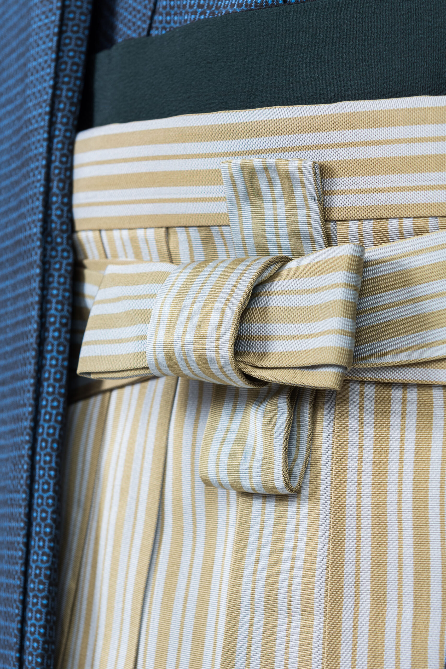 明るい紺色に亀甲の大島紬アンサンブル・袴付き【men10】