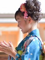 目を引く鮮やかな着物　七五三　7歳 七五三 着物 レンタル 7歳 女の子 【瀬戸大也 薄ベージュ満開梅