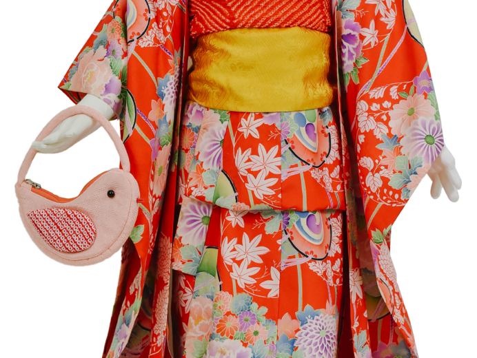 花丸紋様に鼓、牡丹、菊、楓が描かれた三歳祝着【kod72】